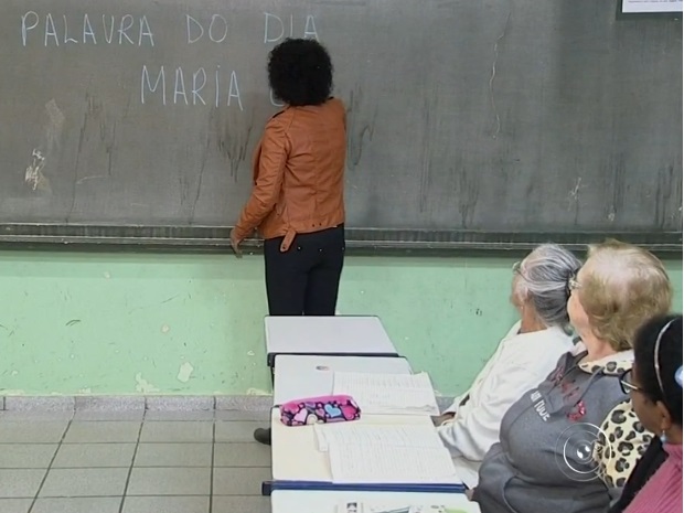 Aposentada frequenta turma da Educação de Jovens e Adultos (Foto: Reprodução/TV TEM)